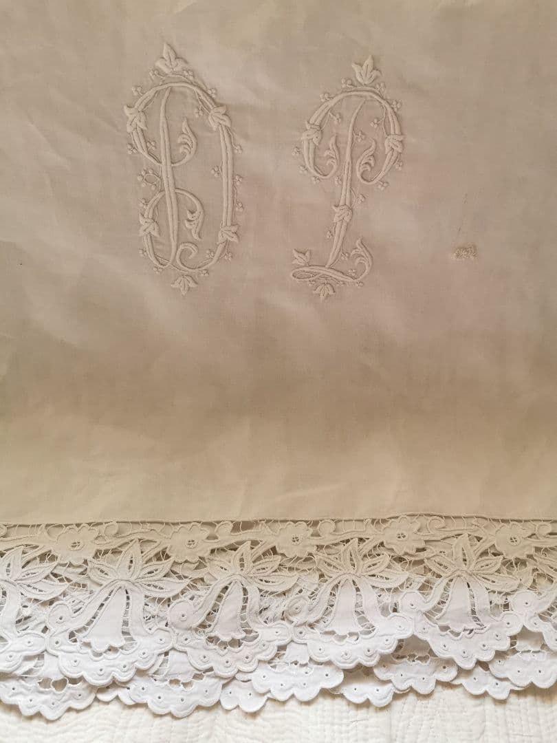 アンティーク イニシャル刺繍ＤＰ ベル風スカラップ花トリム ロングクロスカーテン