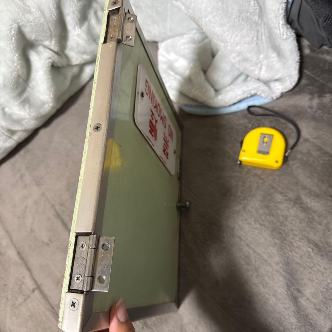 京阪電車　点検蓋禁煙プレート付き