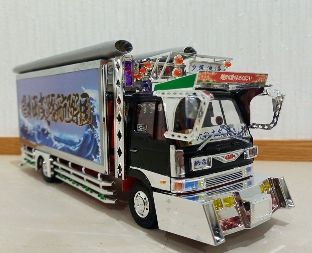 アオシマ1/32スケール　デコトラプラモデル完成品　日野レンジャー