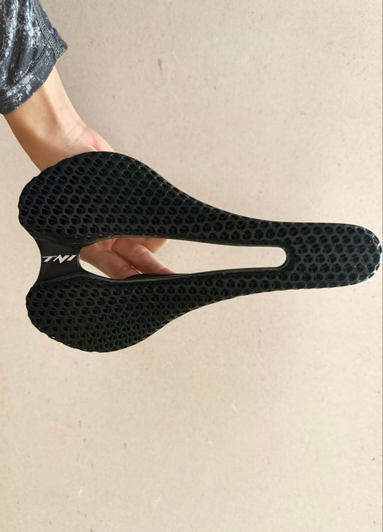 TNI 3Dプリントサドル　カーボンレール　丸型シートクランプには装着できません