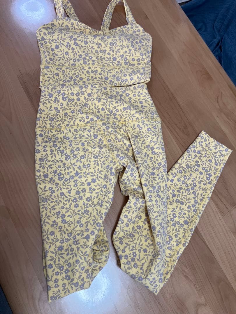 emmi ヨガウェア　上下セット 花柄 ヨガウェア ブラトップとレギンスセット