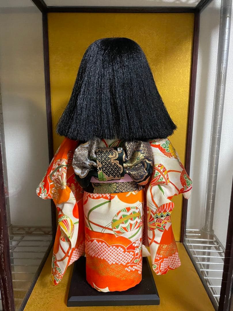 市松人形 日本人形 伝統的な着物 黒髪 ガラスケース付き