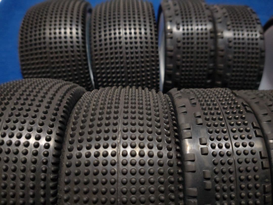 最終値引き、今だけ値引き、ラジコンバギー、4WD用カーペットタイヤ4台分