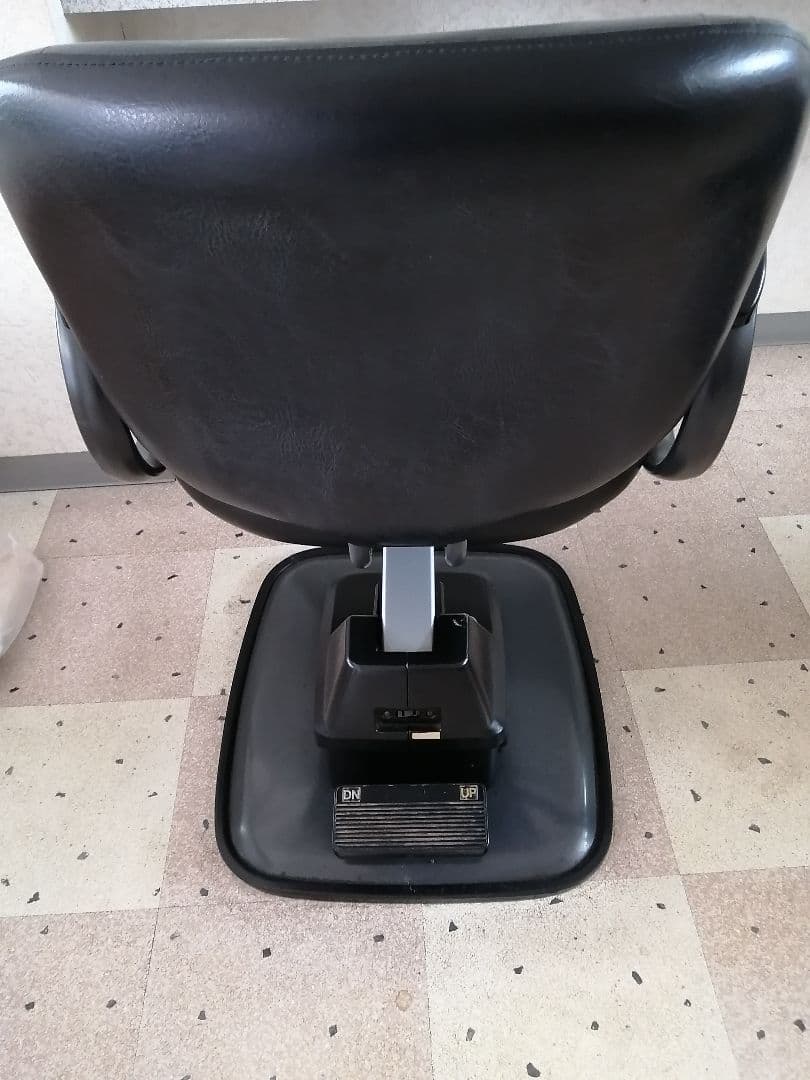 タカラベルモント合成皮革の電動美容院用カット椅子①