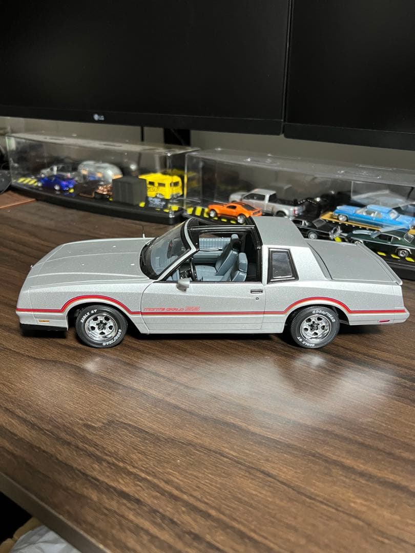 シボレー　モンテカルロ　1/18 ミニカー