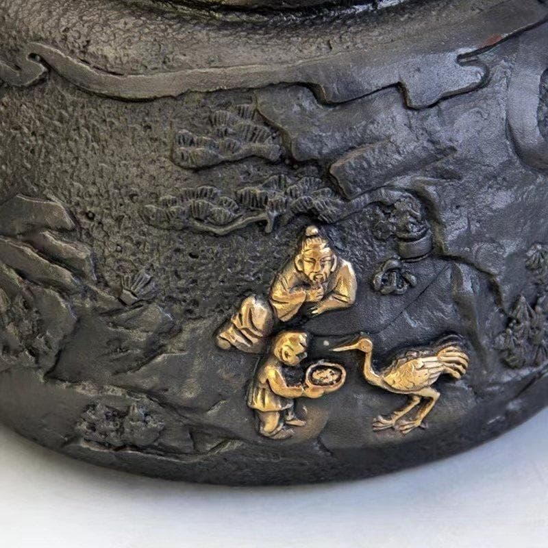 鋳鉄製黒色鉄瓶 鶴と人形の浮彫り 老鉄瓶 提梁壺★未塗装鉄器 1.3L