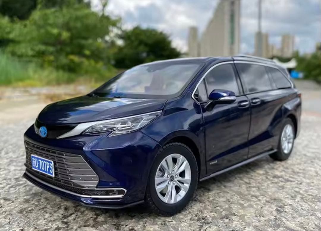 トヨタ シエナ 1\18スケールモデルミニカー ダークブルー 箱付き