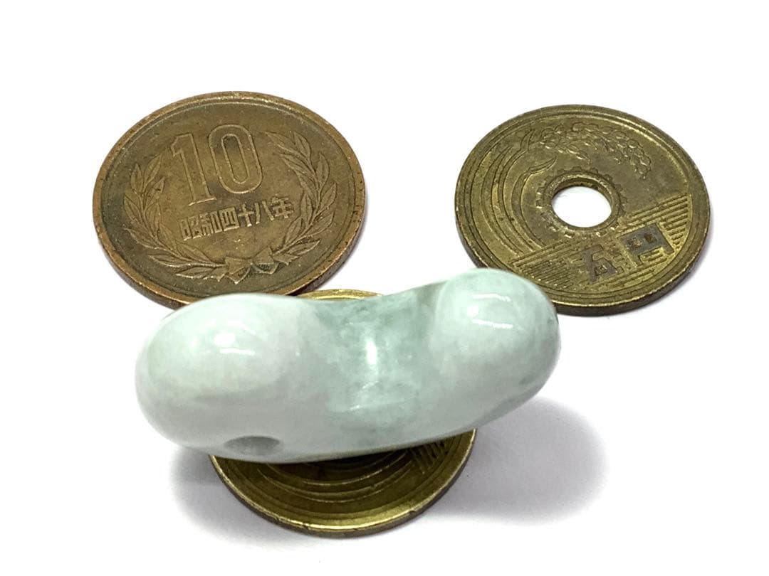 ⭕️高価な氷種　糸魚川翡翠勾玉*ジェダイト　10万円以下ではありません‼️ 鑑定済み