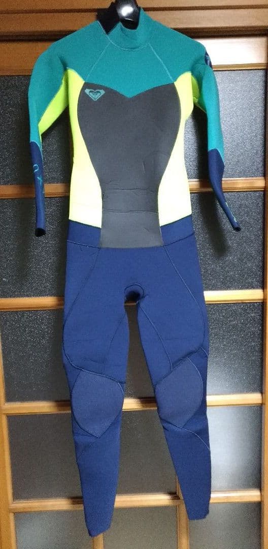 4/3 ロキシー ウェットスーツ