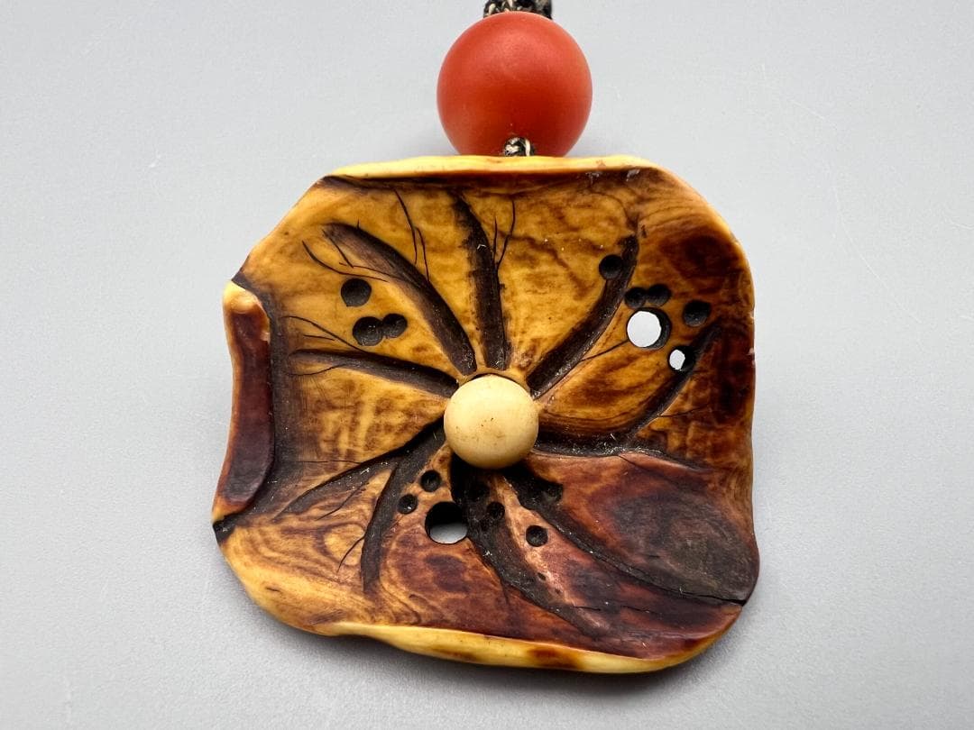 時代　根付　天然素材製　蓮根文　瑪瑙珠尾締め　重量約15.4g