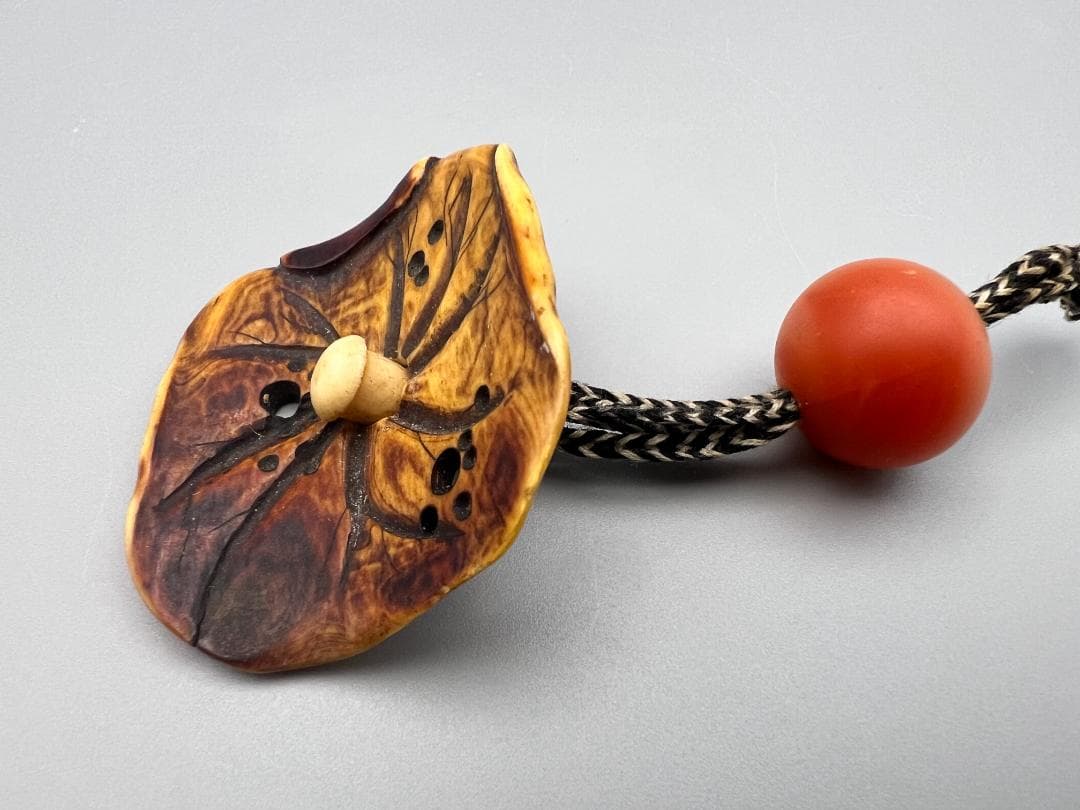 時代　根付　天然素材製　蓮根文　瑪瑙珠尾締め　重量約15.4g