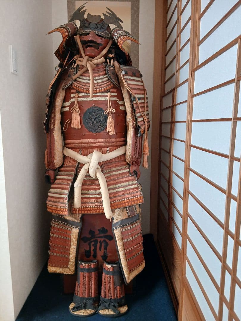 伝統的な日本の武士の鎧