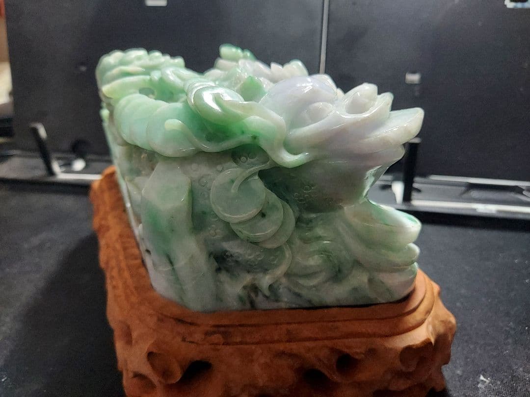 翡翠 龍と雲 彫刻 木製台座付き 専用箱付き 1862g