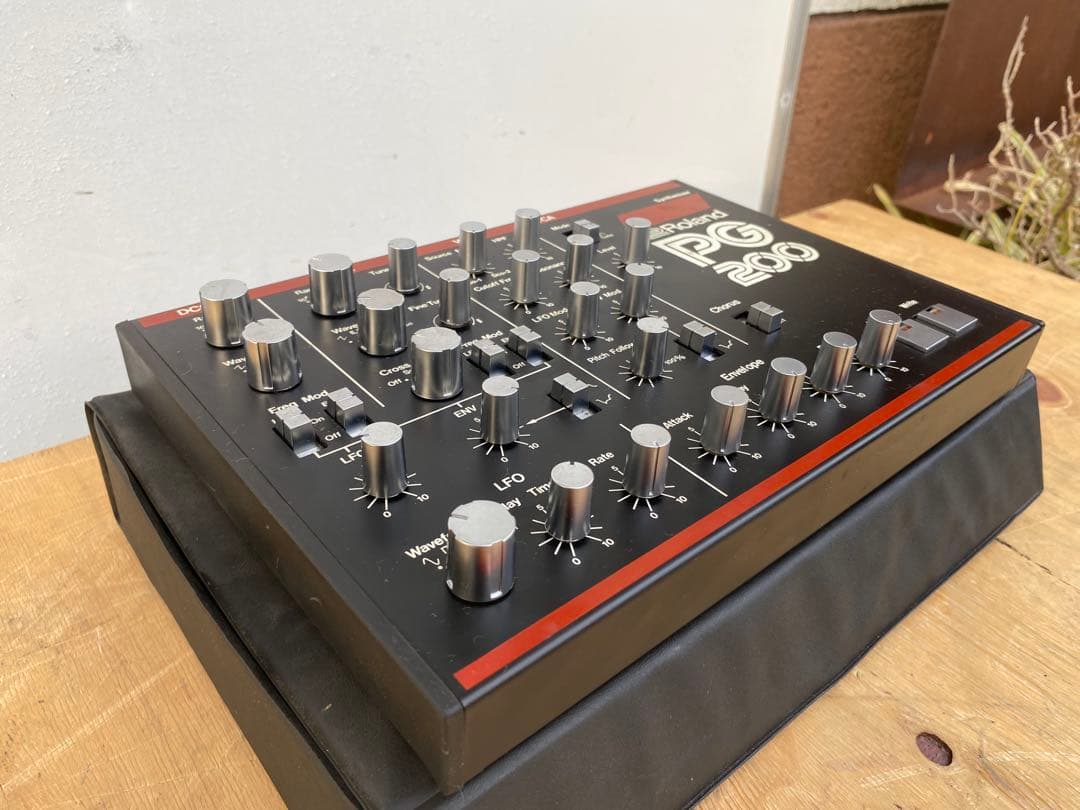 roland pg200 synthesizer ビンテージ　専用ケース付き