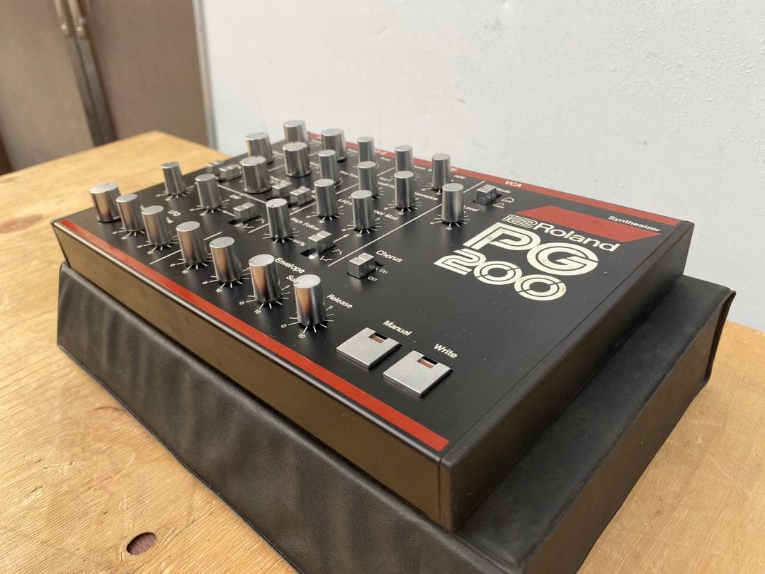 roland pg200 synthesizer ビンテージ　専用ケース付き