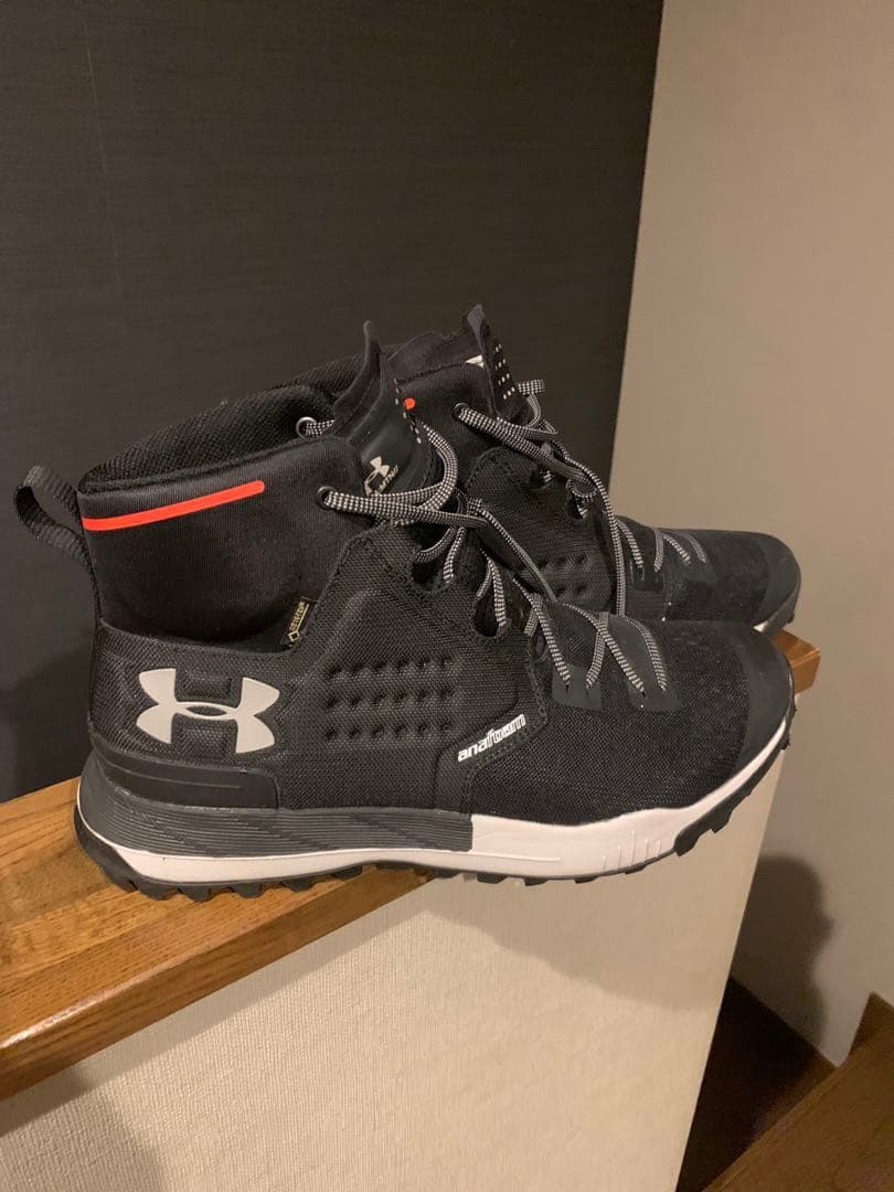 Under Armour 防水ハイカットシューズ