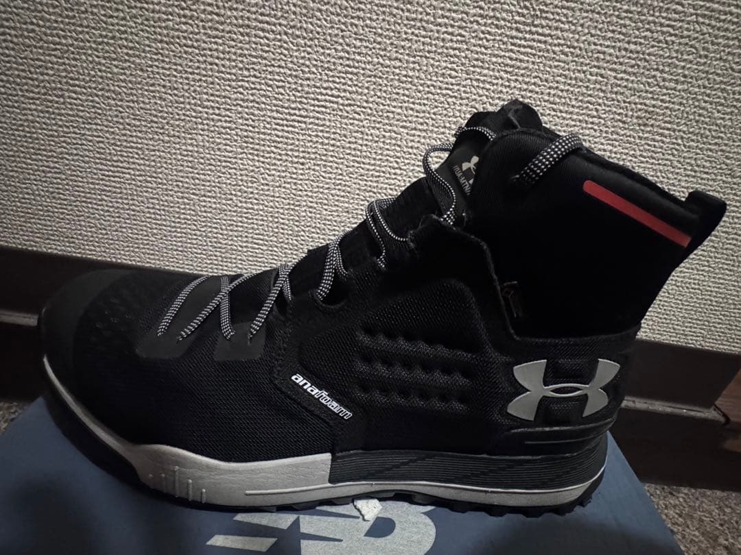 Under Armour 防水ハイカットシューズ
