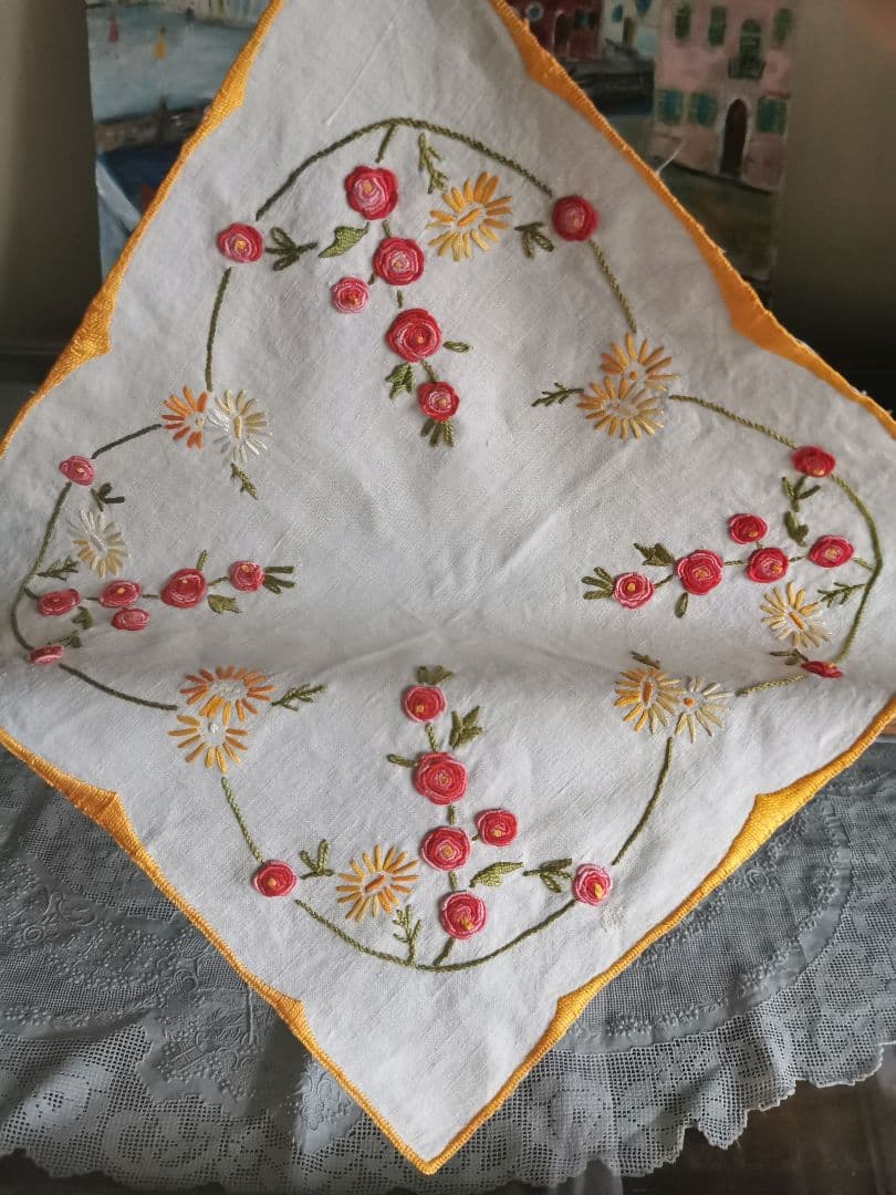 アンティークフランス 赤ピンク バリオンローズステッチ 橙西洋菊 リネンドイリー