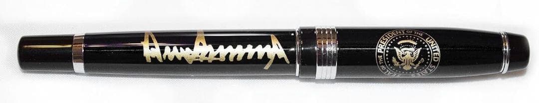 ドナルド・トランプ大統領の署名ペン。黒のボールペン 金色サイン付き