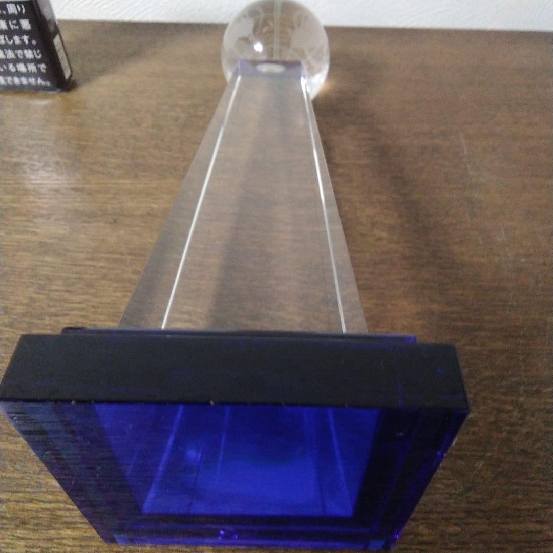 クリスタルガラスのアート作品 オベリスクの先頭に地球儀があります。