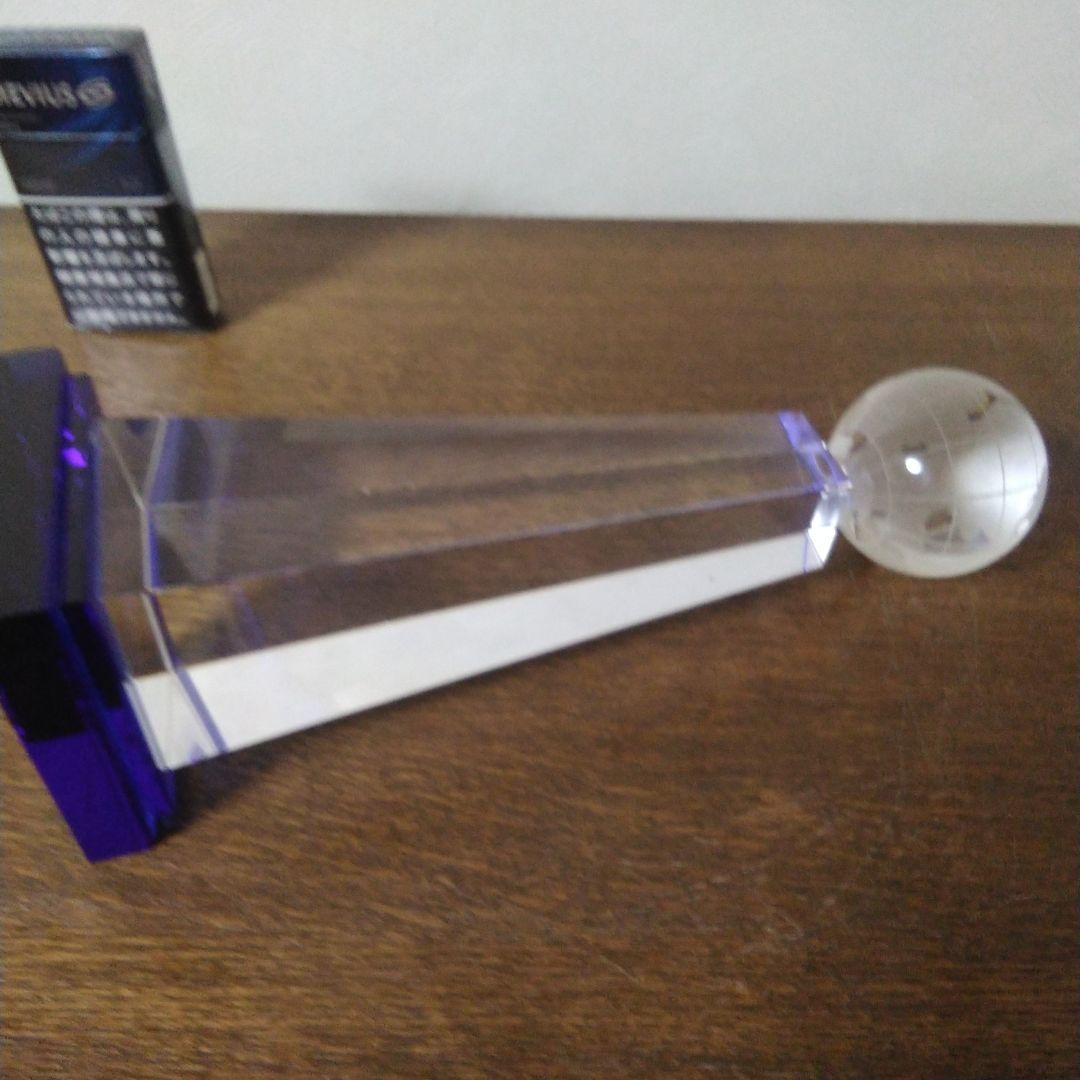 クリスタルガラスのアート作品 オベリスクの先頭に地球儀があります。