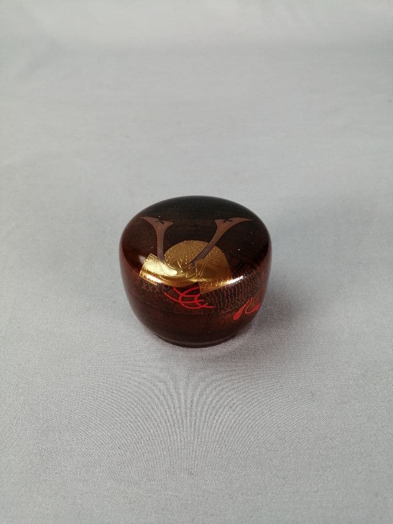 【茶事具】大多尾重光造　桜材兜蒔絵丸香合　香合327