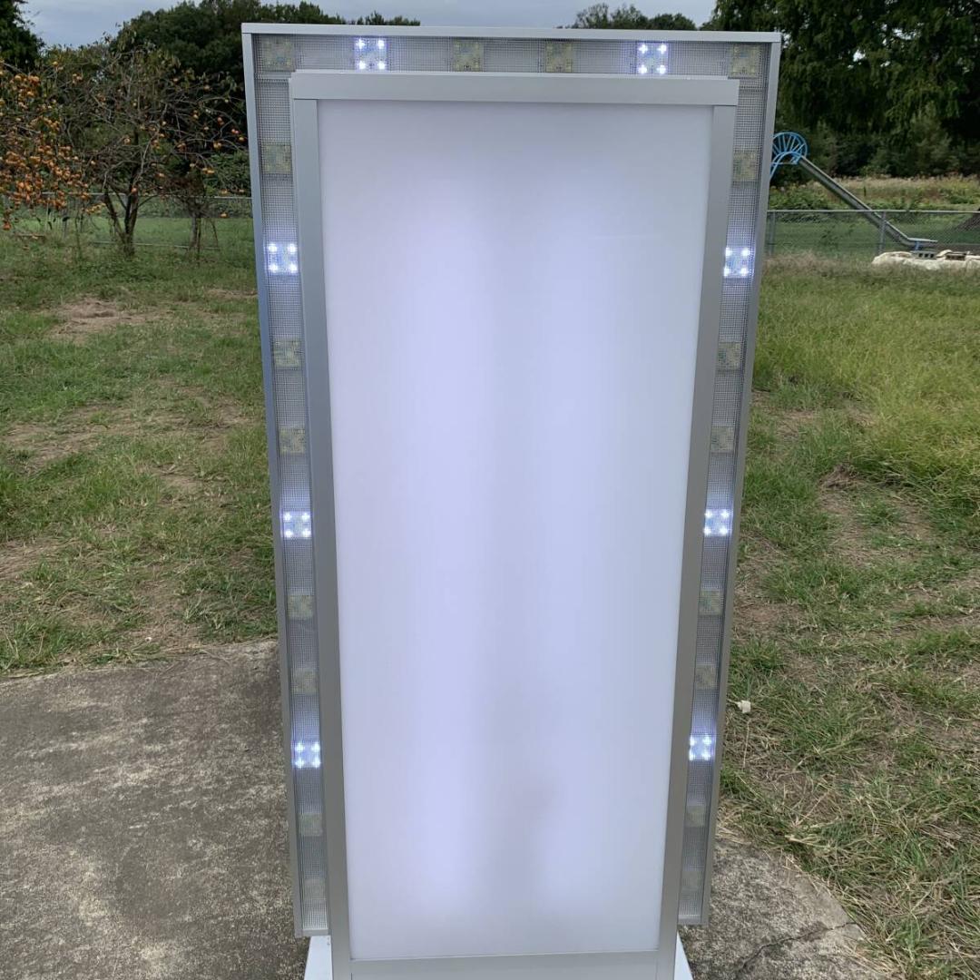 電飾看板　広告看板　キャスター付き　高さ166cm　幅73cm　奥行55cm