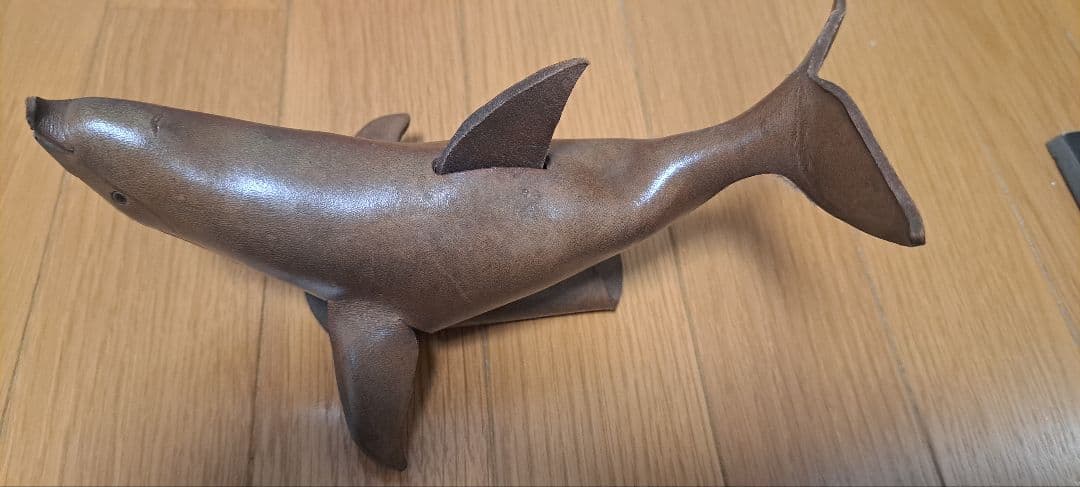 革で作ったイルカのオブジェ
