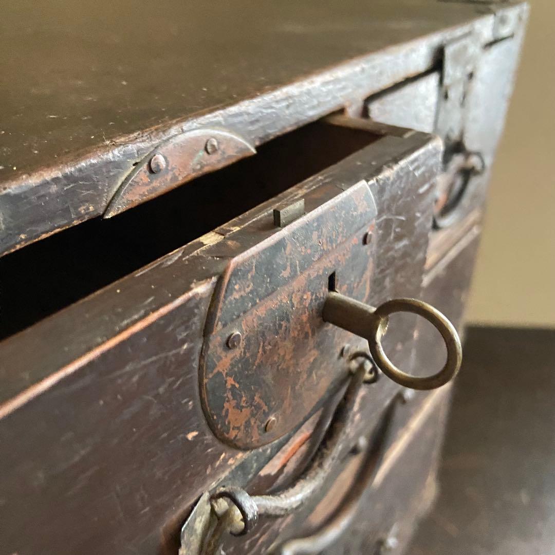 古い小引き出し　年代物　時代家具　　3段　鍵付き