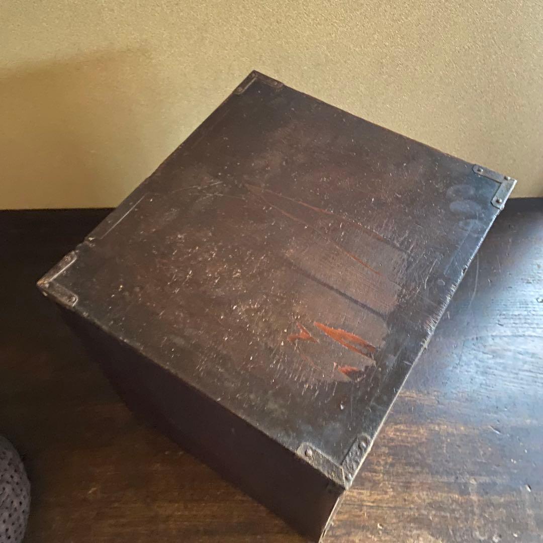 古い小引き出し　年代物　時代家具　　3段　鍵付き