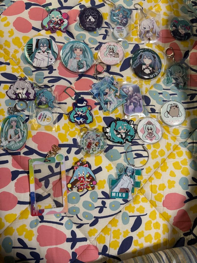 初音ミク アクリルキーホルダー　ピンバッジ　セット