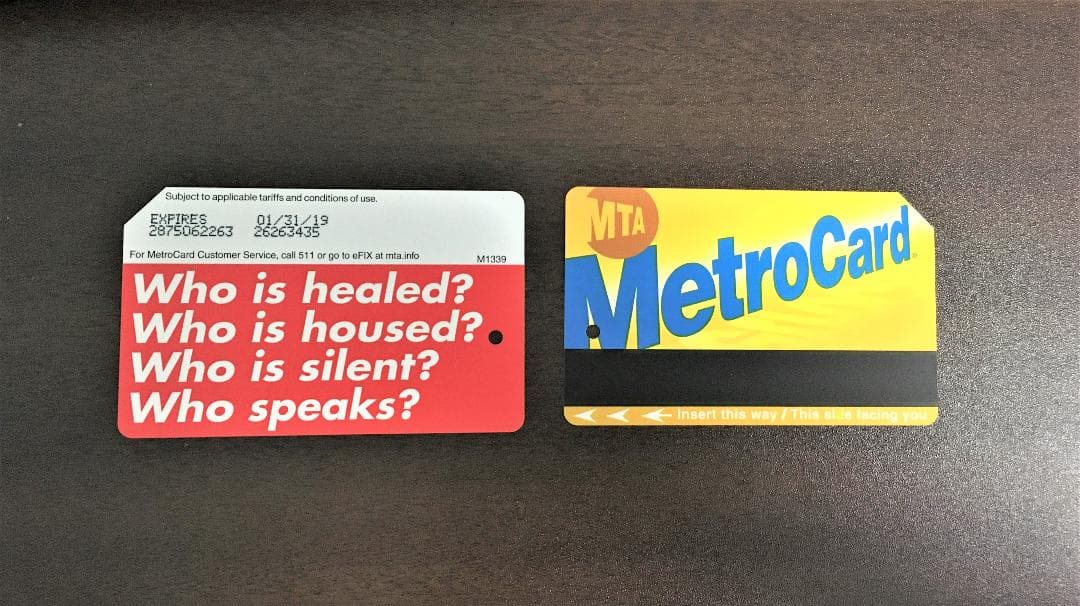 NYC限定メトロカード(デザイン: バーバラ・クルーガー)