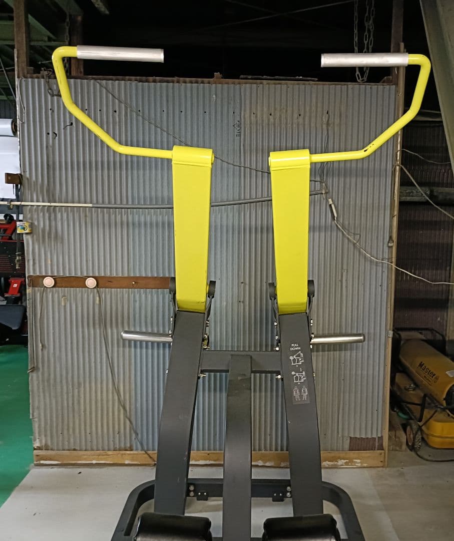 アイソラテラルローロー　シーテッドロー　トレーニングマシン　ジム