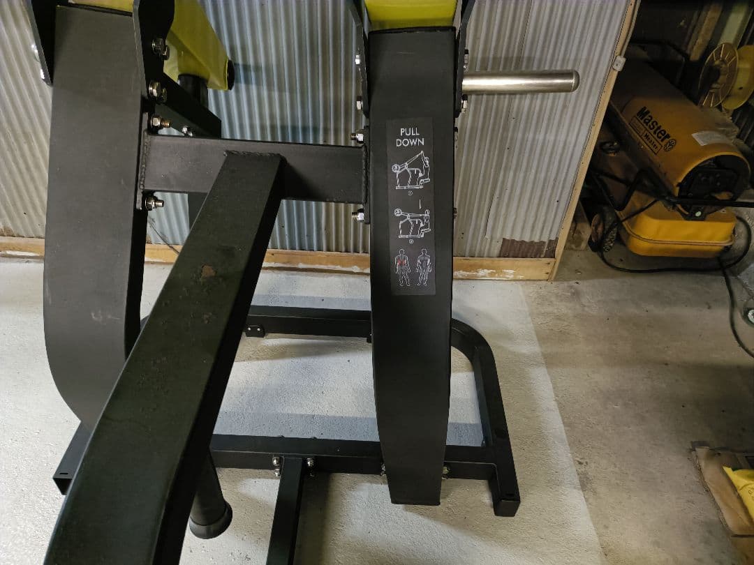 アイソラテラルローロー　シーテッドロー　トレーニングマシン　ジム