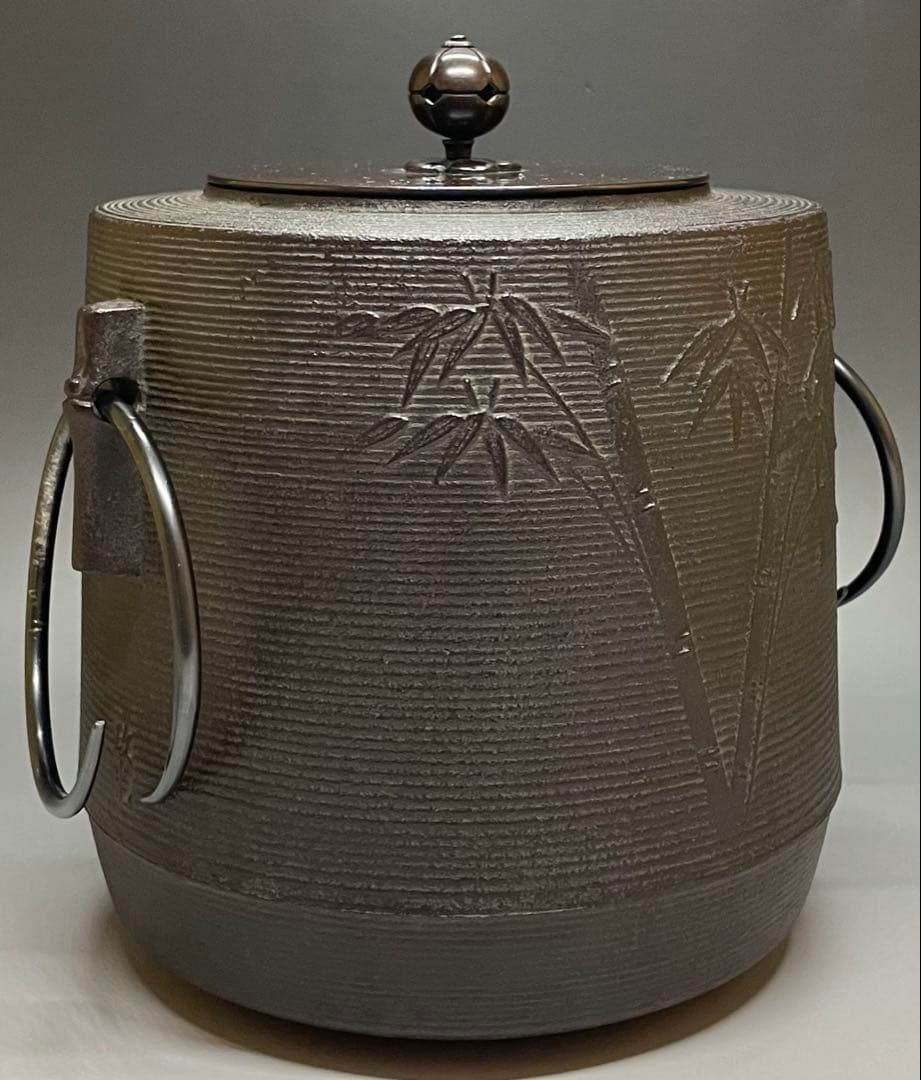 菊池政光　茶釜　糸目竹文　筒釜　釜釻　共箱　栞 　X573