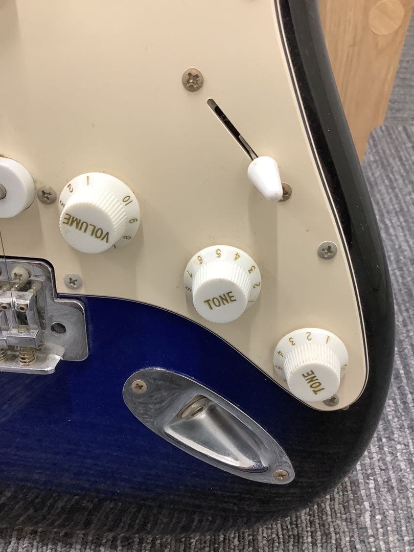 送料込み！ エレキギター ストラトキャスター Legend by Aria