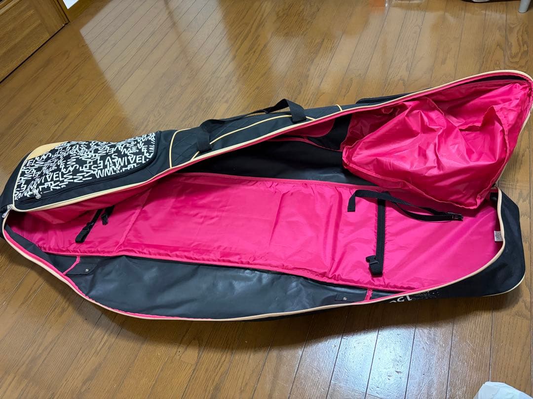 スノーボードバッグ 黒とピンク ロゴ入り