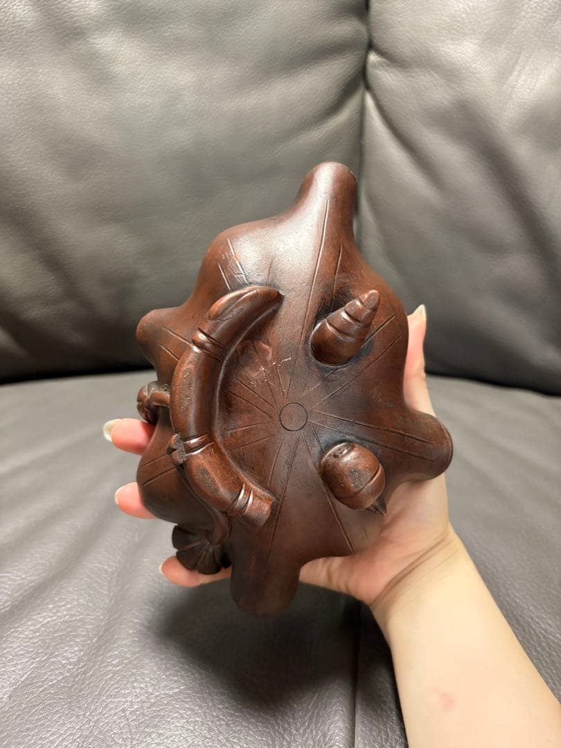 カエルと蓮の葉をモチーフにした置物