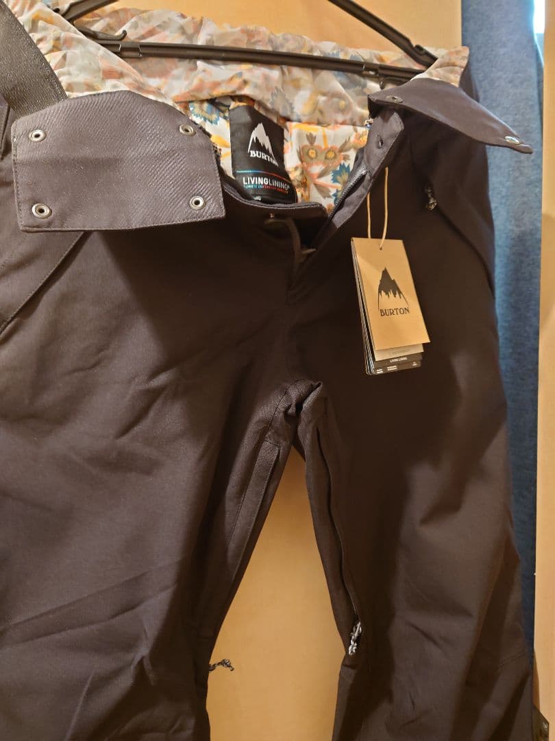 BURTON　タグ付き　 スノーボードジャケット とパンツ　M