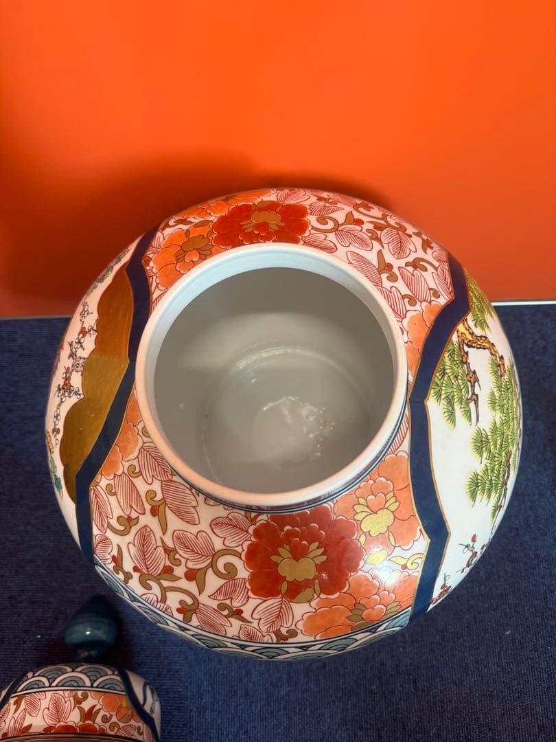 2055 有田焼 勝右衛門作 染錦 金彩色絵花鳥紋 沈香壷　飾壺