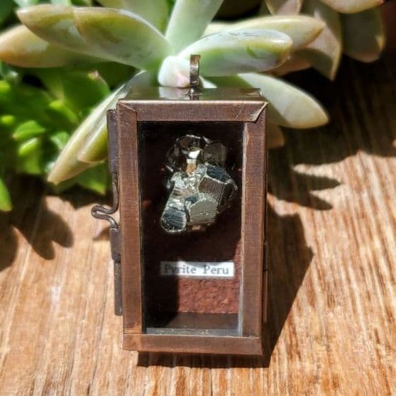 パイライト標本２　ペルー産　標本箱ペンダント