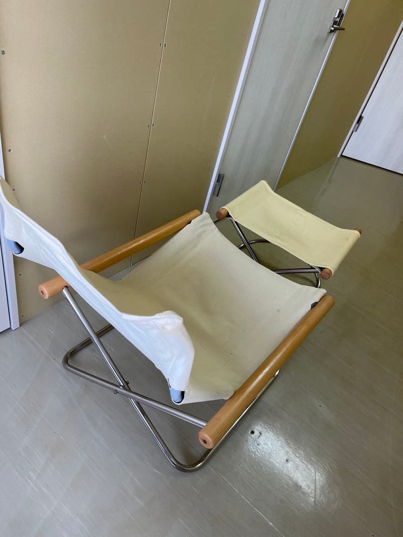 クリーム色の折りたたみアウトドアチェア