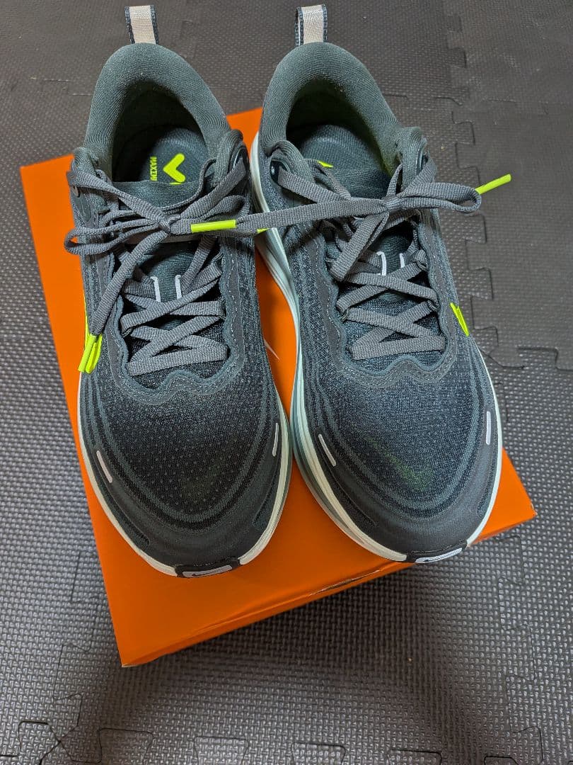 ナイキ　ボメロプラス　25.5