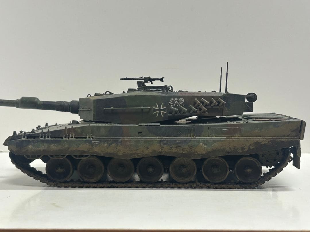 イタレリ　1/35 レオパルド2A4 完成品　戦車　模型　プラモデル　ドイツ