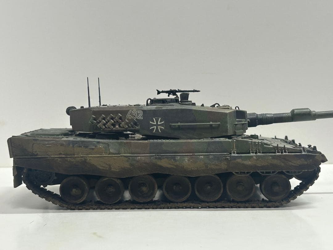 イタレリ　1/35 レオパルド2A4 完成品　戦車　模型　プラモデル　ドイツ