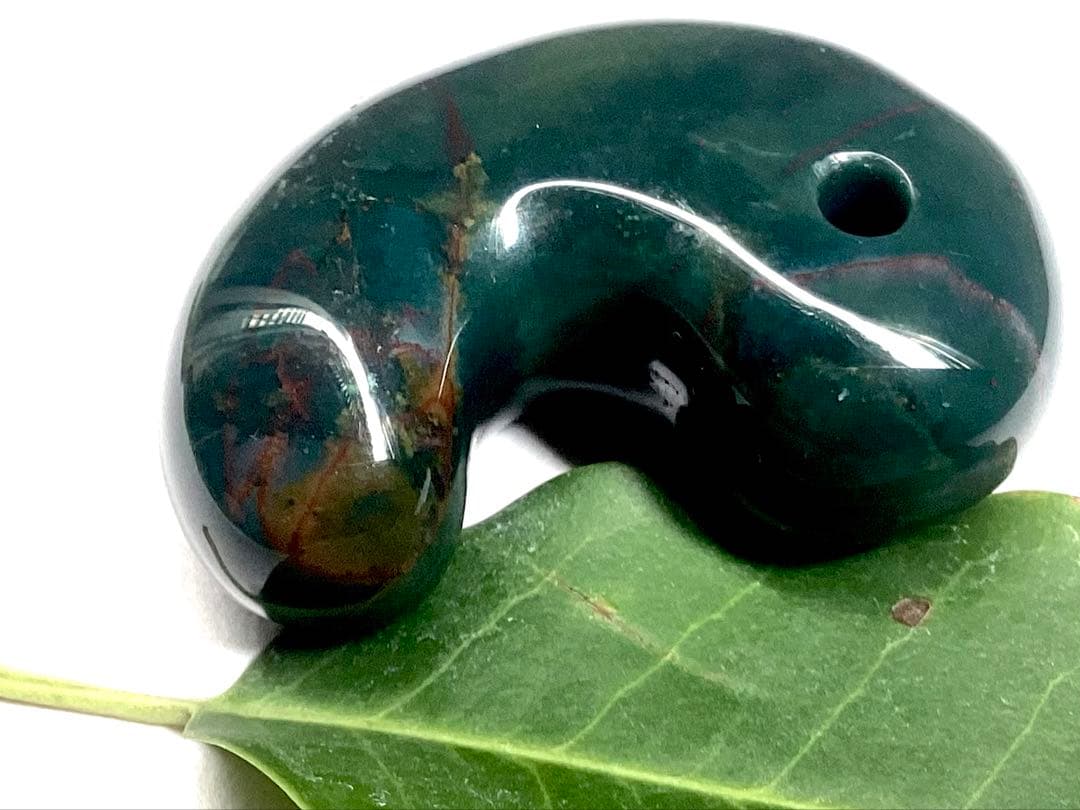 神宿る【 出雲石(青緑色の碧玉) 】島根県花仙山瑪瑙　青瑪瑙　出雲型勾玉　鑑別