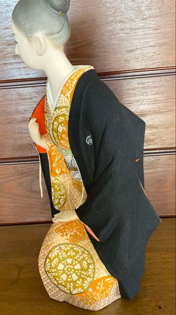 博多人形　オレンジと黒の着物