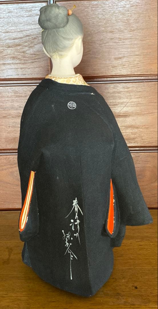 博多人形　オレンジと黒の着物