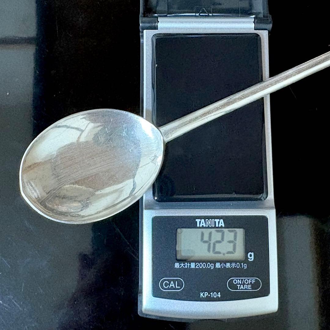 アンティーク　純銀製のスプーン　柄に花紋彫刻42.3g 全長21.cm