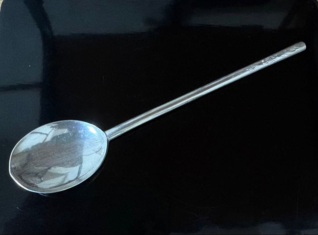 アンティーク　純銀製のスプーン　柄に花紋彫刻42.3g 全長21.cm